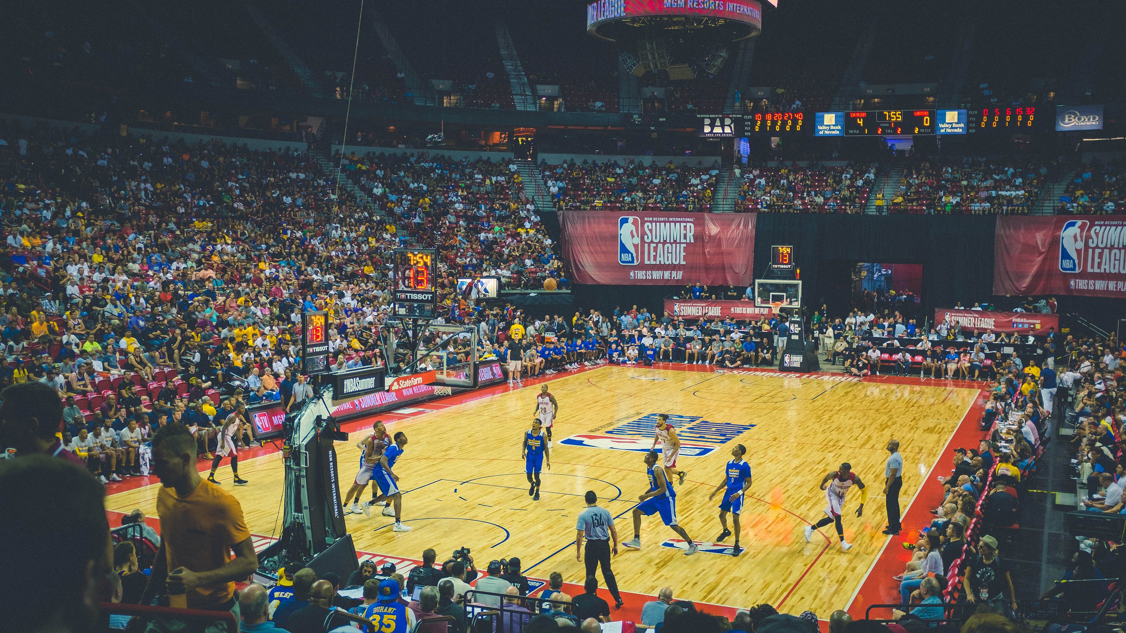 英超竞争异常激烈，豪门纷纷发力